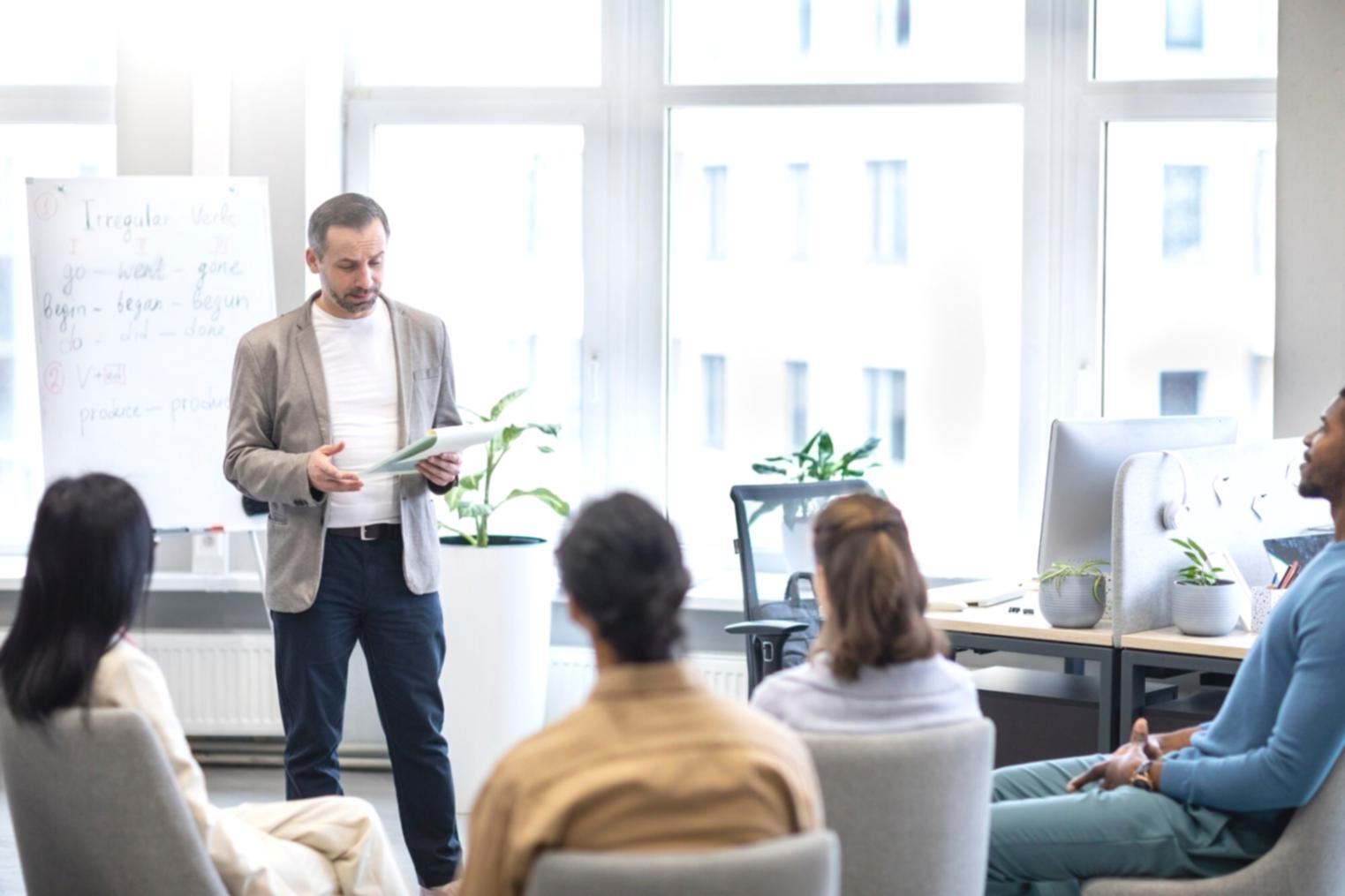 Grupo de personas trabajando colaborativamente en proyecto financiero